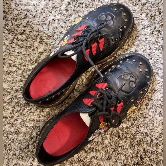 Dr Martens Serova Embossed Floral Oxfords Black/Red Skull Studded, Size 8 - Picture 2 of 5